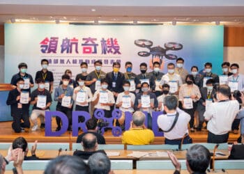 交通部部長王國材與得獎團隊合影