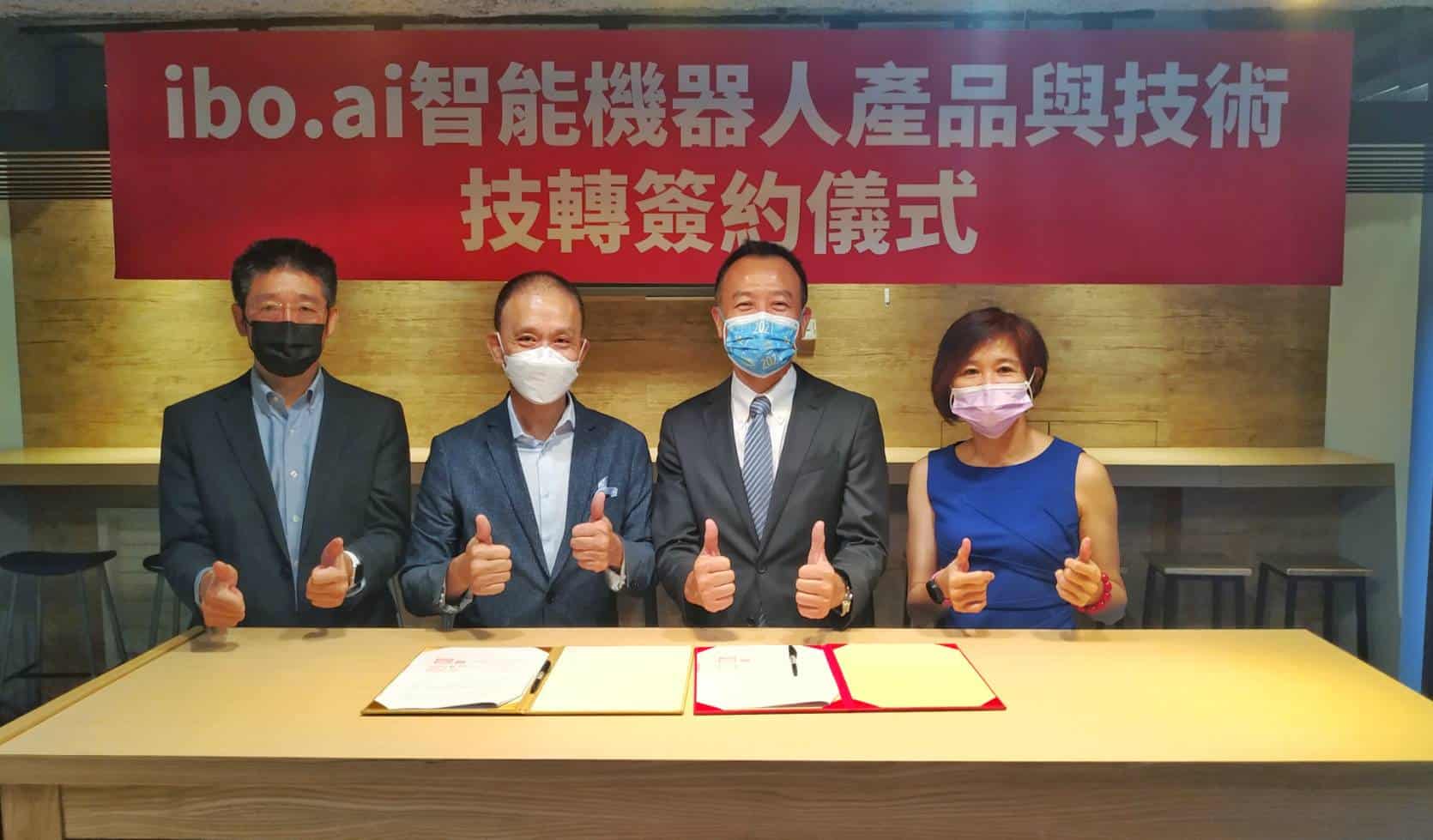 照片一 大世科、網際智慧攜手合作發展ai智能客服簽約儀式，大世科董事長沈柏延(右2)、總經理劉盈秀(右1)、網際智慧董事長張永聲(左2)、總經理晁旭光(左1)