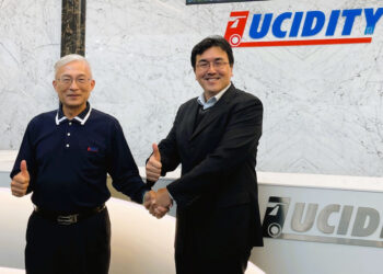 璨揚董事長黃文献(左)與ntt Data總經理謝禎國(右)於專案啟動會議合影