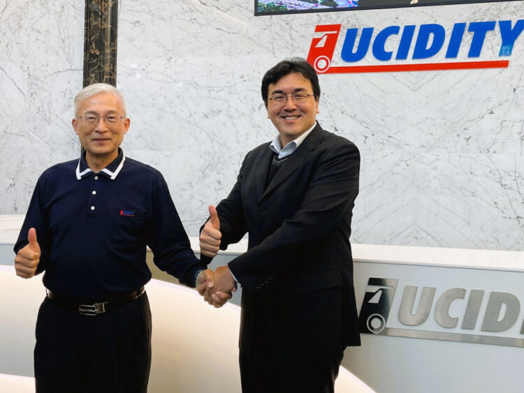 璨揚董事長黃文献(左)與ntt Data總經理謝禎國(右)於專案啟動會議合影