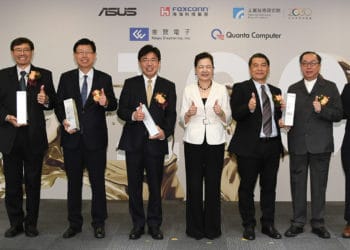 由左至右依序為獲獎合影。