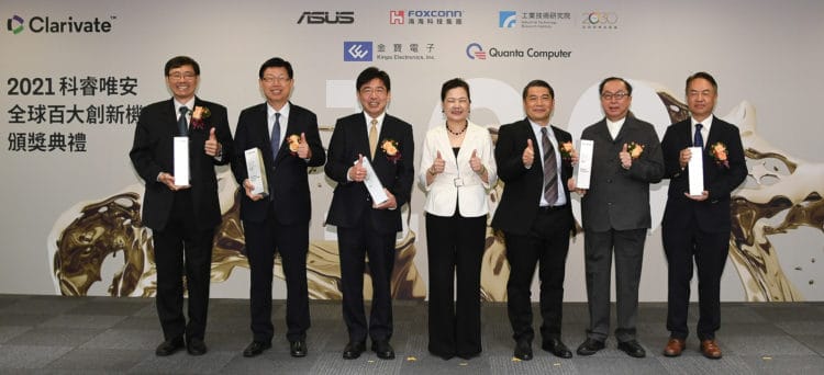 由左至右依序為獲獎合影。