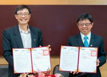 (由左至右)華碩共同執行長許先越與台科大校長顏家鈺