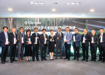 科睿唯安頒發2023全球百大創新機構獎給工研院、鴻海、聯發科、廣達電腦、友達光電、台達電、瑞昱半導體、台積電、緯創資通，以及首度進榜的南亞科技和華邦電子等11家臺灣機構，現場眾多貴賓共襄盛舉。（由左至右） 智慧財產局代理局長廖承威、華邦電子總經理陳沛銘、緯創總經理林建勳、台達法務長葉國良、台積電副法務長陳碧莉、聯發科執行副總經理莊承德、工研院院長劉文雄、經濟部部長王美花、科睿唯安全球智權策略長vasheharan kanesarajah、鴻海處長林忠億、廣達電腦技術長張嘉淵、友達技術研發群技術長廖唯倫、瑞昱半導體發言人暨策略與事業拓展副總經理黃依瑋、南亞科技總經理李培瑛、技術處處長邱求慧。