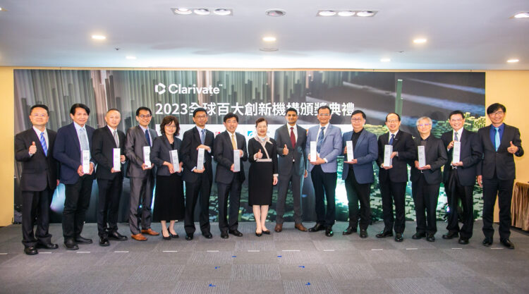 科睿唯安頒發2023全球百大創新機構獎給工研院、鴻海、聯發科、廣達電腦、友達光電、台達電、瑞昱半導體、台積電、緯創資通，以及首度進榜的南亞科技和華邦電子等11家臺灣機構，現場眾多貴賓共襄盛舉。（由左至右） 智慧財產局代理局長廖承威、華邦電子總經理陳沛銘、緯創總經理林建勳、台達法務長葉國良、台積電副法務長陳碧莉、聯發科執行副總經理莊承德、工研院院長劉文雄、經濟部部長王美花、科睿唯安全球智權策略長vasheharan kanesarajah、鴻海處長林忠億、廣達電腦技術長張嘉淵、友達技術研發群技術長廖唯倫、瑞昱半導體發言人暨策略與事業拓展副總經理黃依瑋、南亞科技總經理李培瑛、技術處處長邱求慧。