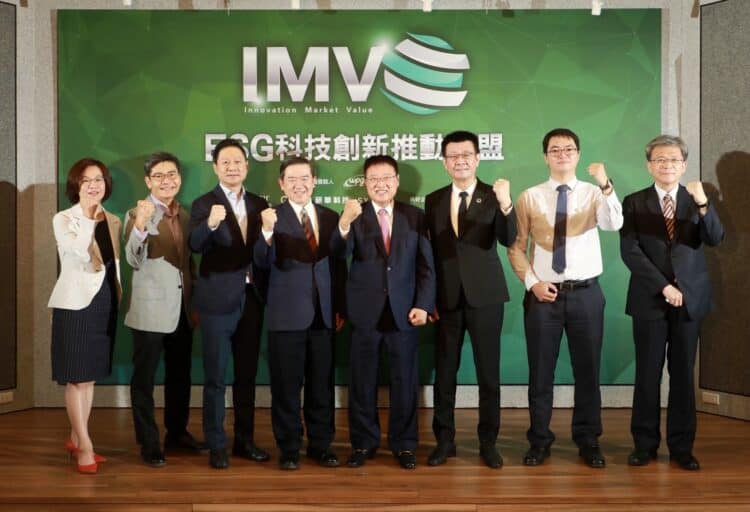 精誠資訊董事長林隆奮（左三）宣布加入由大聯大控股與商周集團共同倡議的「esg科技創新推動聯盟」，未來將攜手科技產業夥伴，用科技行善擴大永續影響力...