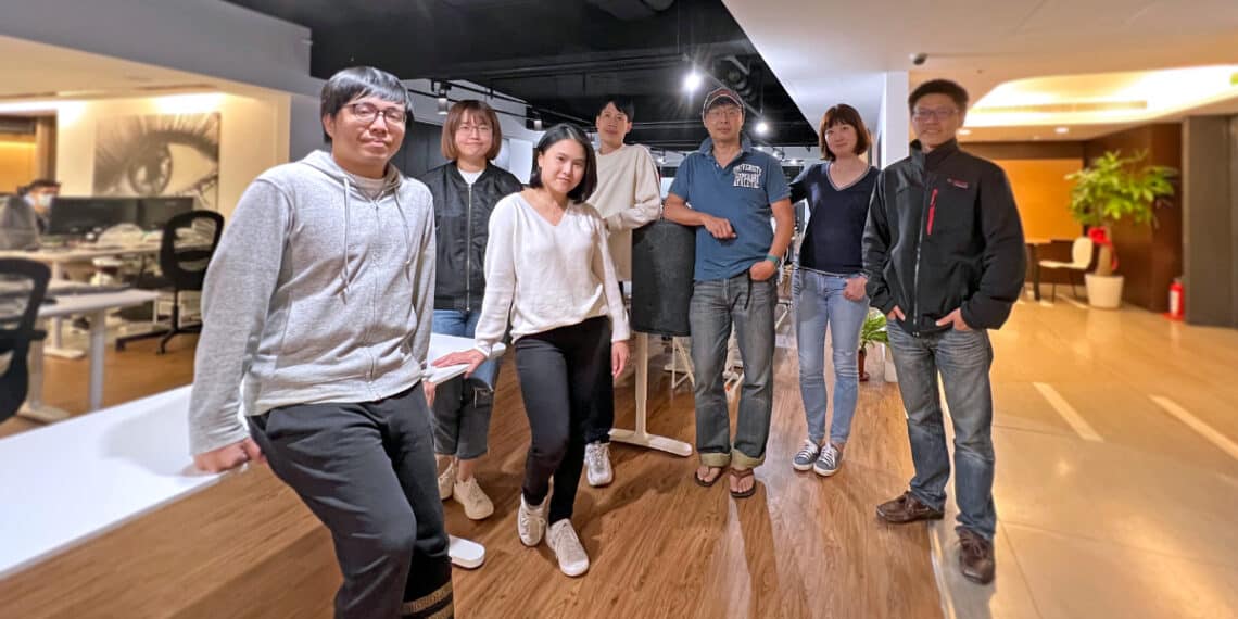 動見科技創辦人周俊廷(右三) 與管理團隊。