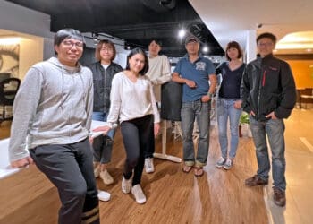 動見科技創辦人周俊廷(右三) 與管理團隊。