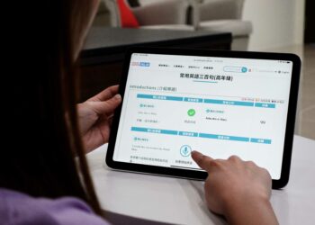 華碩透過了解師生使用需求，設計全新互動式課程介面，提供即時 ai 評分、學習記錄和分析報告，全方位追蹤學習進度和歷程，讓學習效果大躍進。