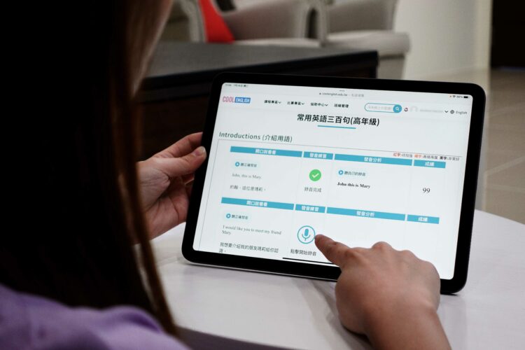 華碩透過了解師生使用需求，設計全新互動式課程介面，提供即時 ai 評分、學習記錄和分析報告，全方位追蹤學習進度和歷程，讓學習效果大躍進。