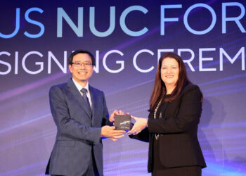 華碩電腦共同執行長許先越（左）與英特爾執行副總裁暨pc客戶運算事業群總經理 michelle holthaus（右）正式交接intel® nuc新一代運算單元業務