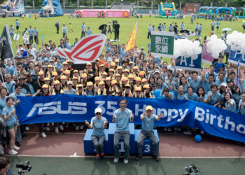 華碩電腦董事長施崇棠(中)、華碩電腦副董事長徐世昌(右)與華碩文教基金會執行長魏杏娟(左)。