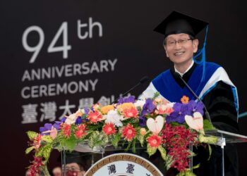 華碩電腦董事長施崇棠今獲頒國立臺灣大學名譽博士學位