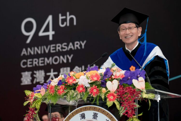 華碩電腦董事長施崇棠今獲頒國立臺灣大學名譽博士學位