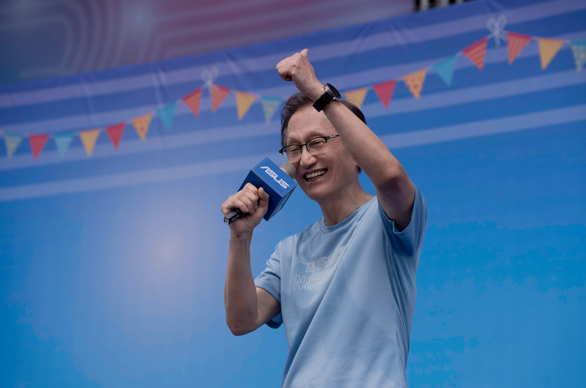 華碩電腦董事長施崇棠表示，期許華碩要持續轉型再造，全體同仁「一起發揮眾智，抓住這次ai革命的契機，將華碩打造成一個全方位ai的公司。」