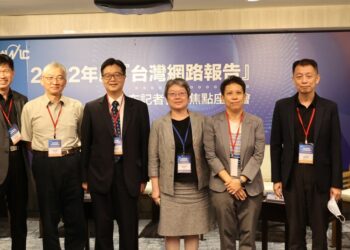 (由左至右) 國立陽明交通大學傳播與科技學系陶振超教授、教育部邁向數位平權推動計畫推動辦公室須文蔚主任、中央研究院社會學研究所吳齊殷研究員、台灣經濟研究院林欣吾副院長、元智大學資訊管理學系曾淑芬教授、國家通訊傳播委員會王維菁委員、財團法人台灣網路資訊中心黃勝雄董事暨執行長、公共電視文化事業基金會胡元輝董事長共同參與本次2022年度『台灣網路報告』公布記者會暨焦點座談會。