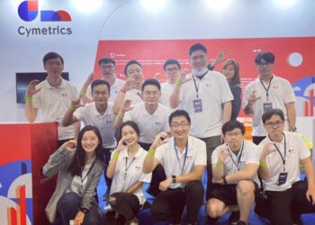 負責人周彥儒（前中）集結由金融業資安風險管理及系統滲透測試專家所組成的cymetrics團隊