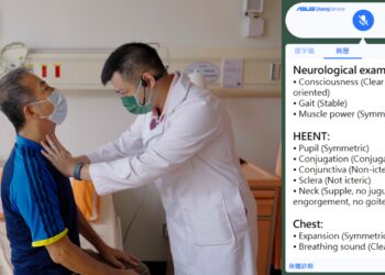 醫師為住院病患做身體診察，一邊觸診檢查，一邊說明及記錄